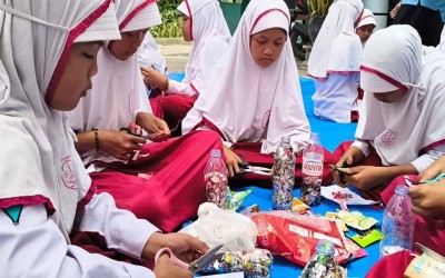 AKSI PEDULI LINGKUNGAN - ECOBRICK Langkah Kreatif Menekan Volume Sampah Plastik